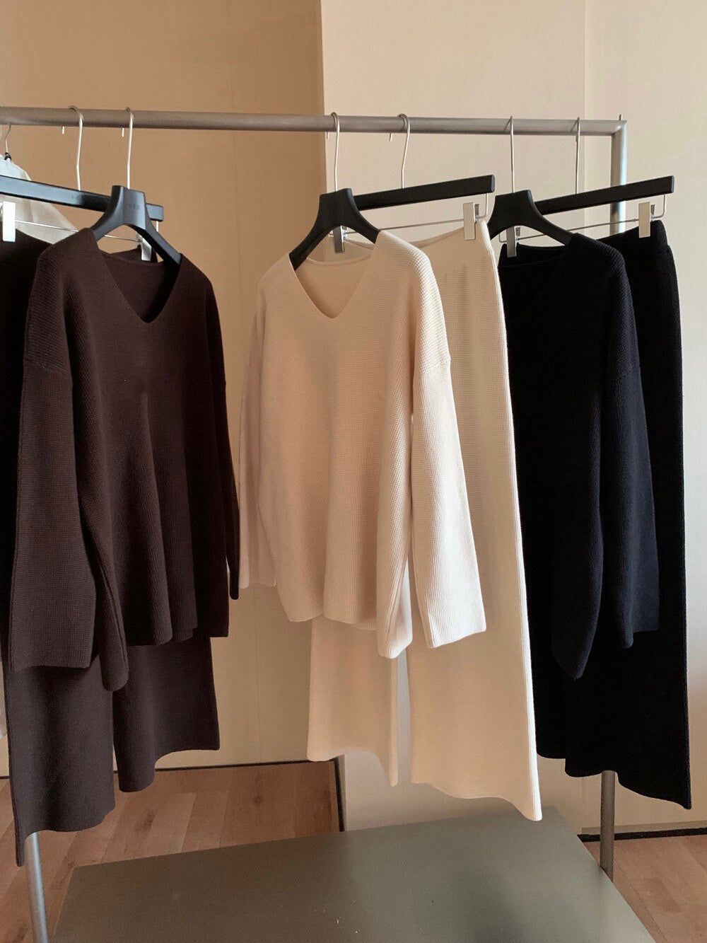 // 懶人必備氣質v領冷衫+褲套裝