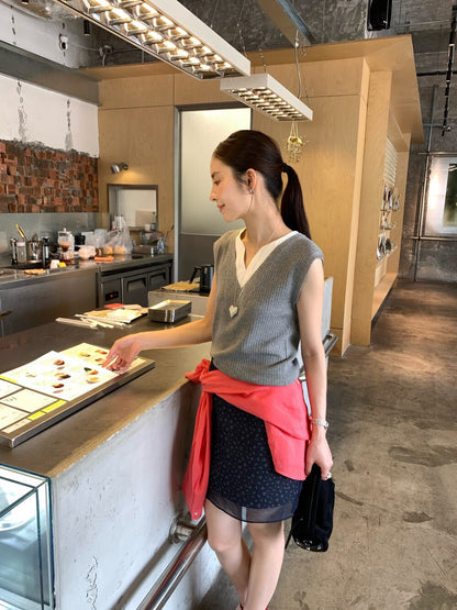 // 假兩件拼接小V領直紋針織背心