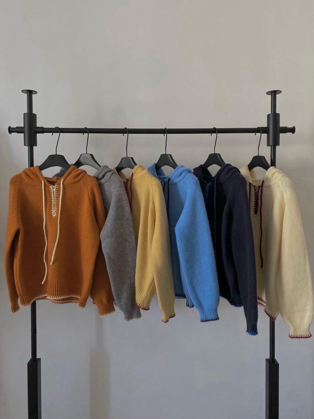 // 撞色半拉鍊連帽軟糯毛衣