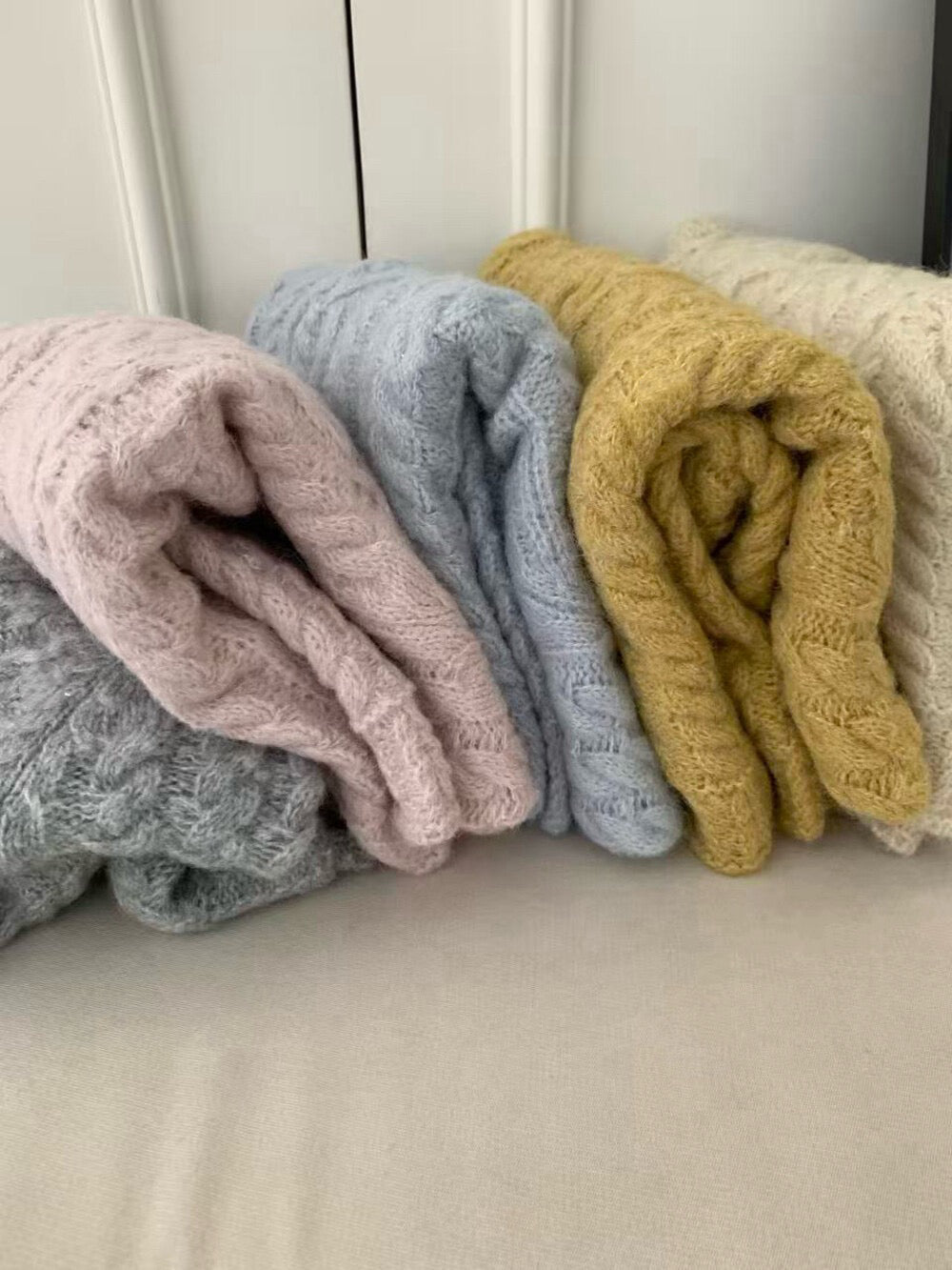 // 20%wool牛角鈕領口圓翻領麻花毛衣