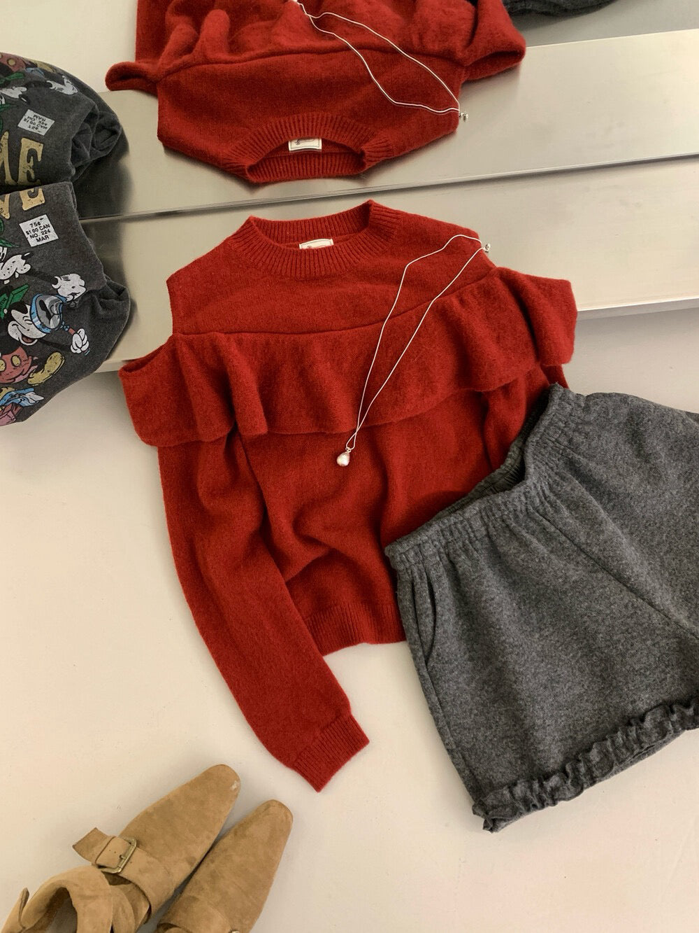 // 小性感露肩荷葉邊毛衣