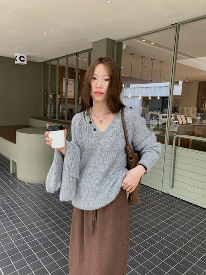 // 慵懶領邊鈕扣設計連頸巾毛衣