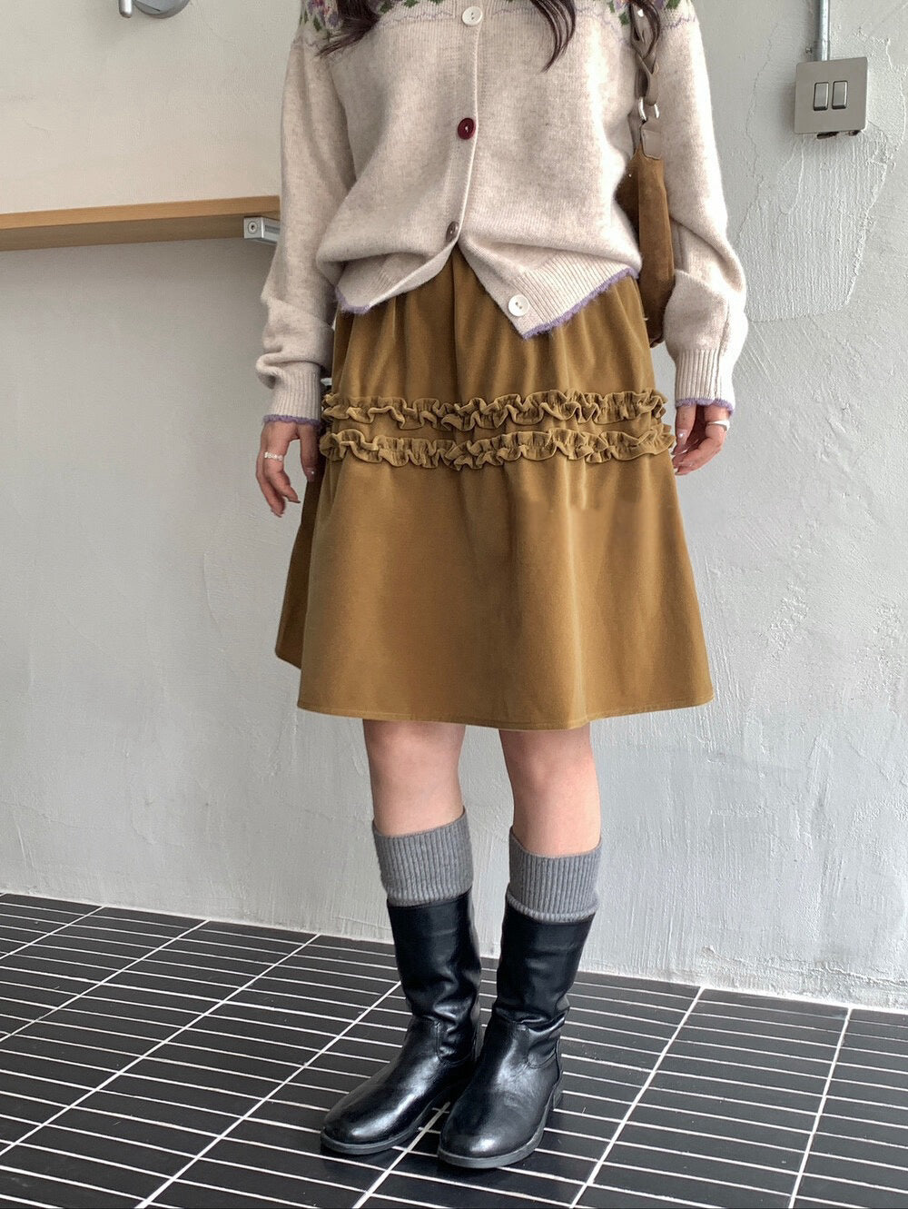 // 絲絨木耳花邊微A字五分裙