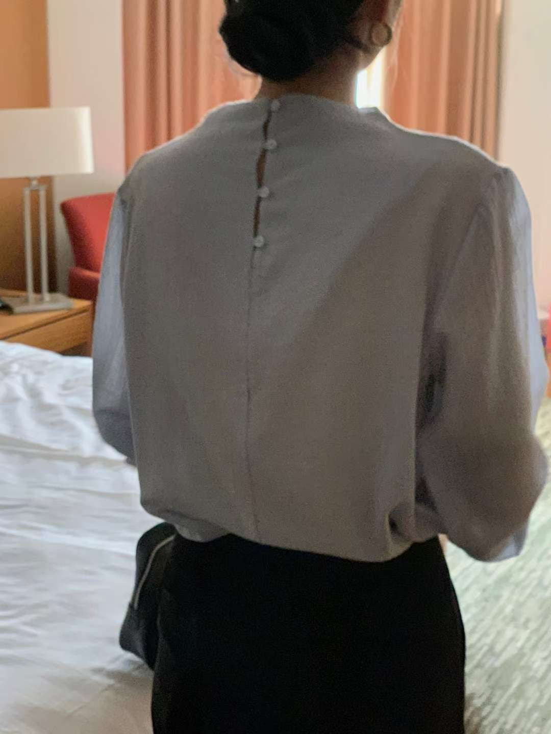 // 自帶肌理感後鈕扣小立領綁腰BL