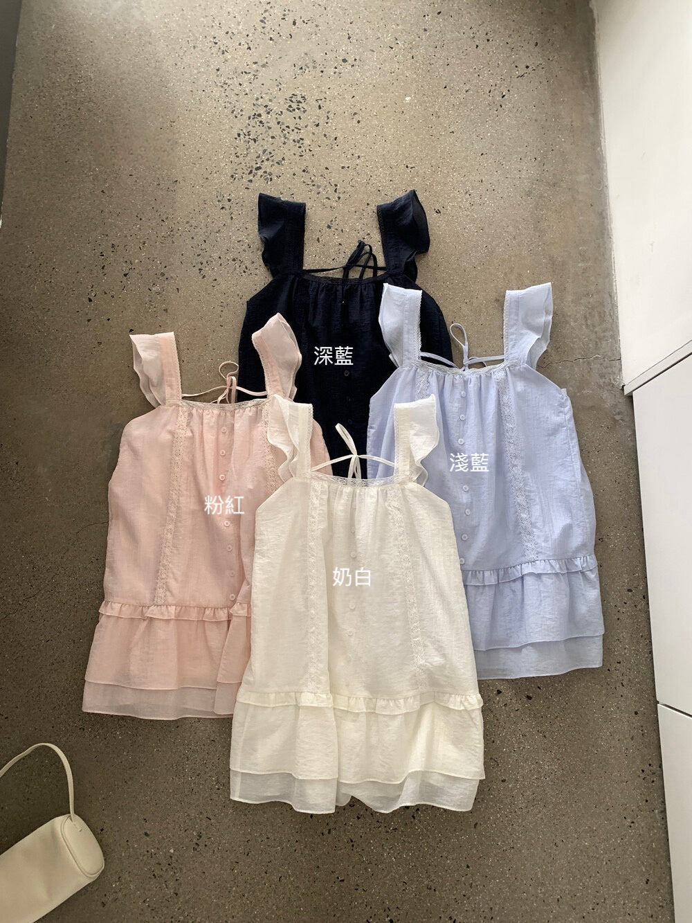 // 超美拼接lace鈕扣荷葉邊肩帶背心