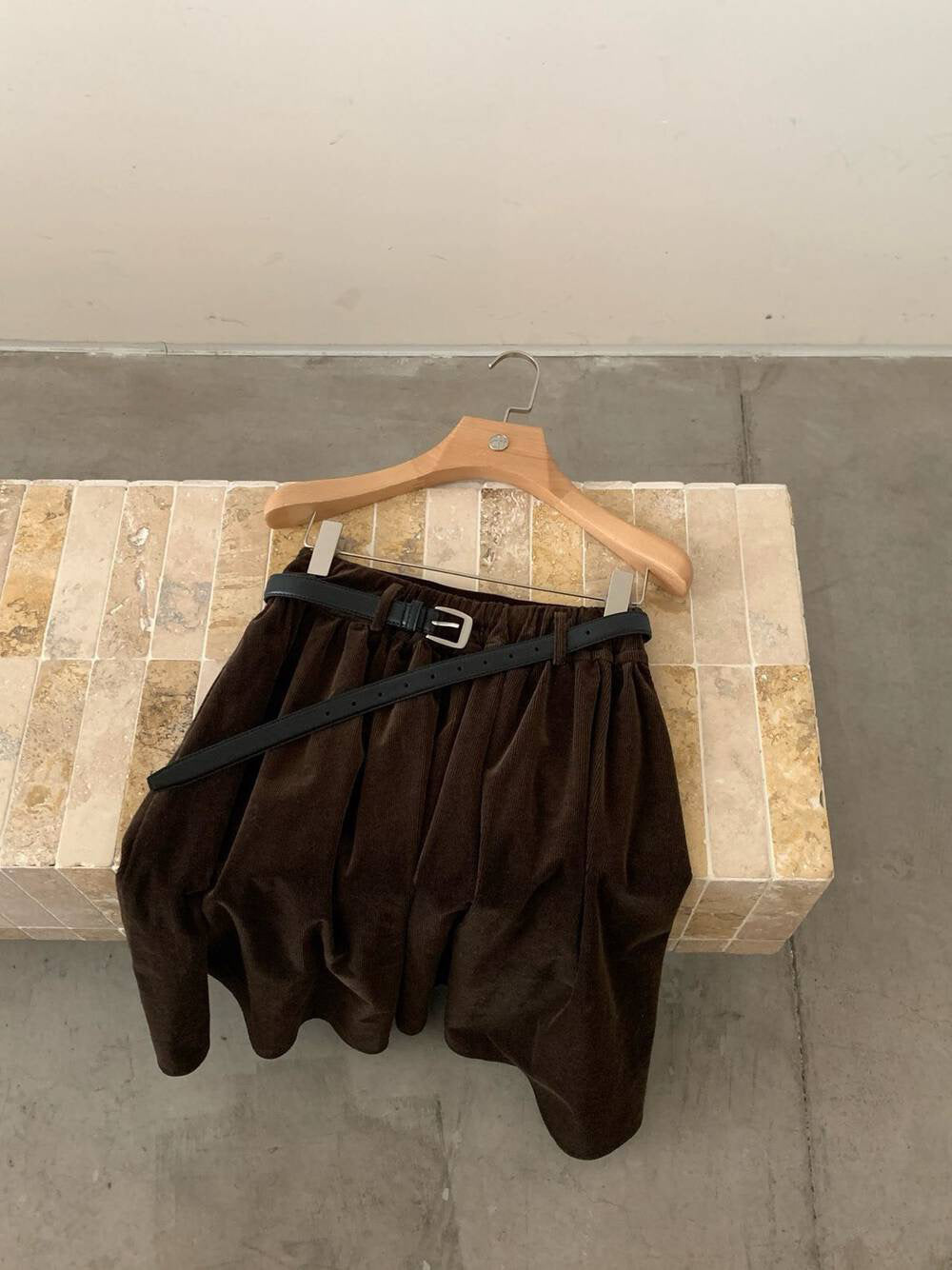 // 高腰壓褶簡約韓風中裙(連腰帶)