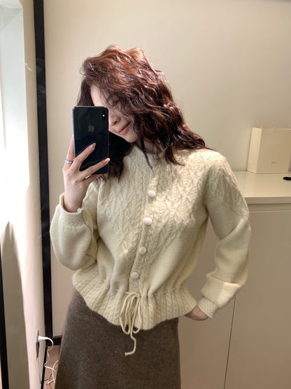 // 復古感麻花包扣綁帶腰毛衣