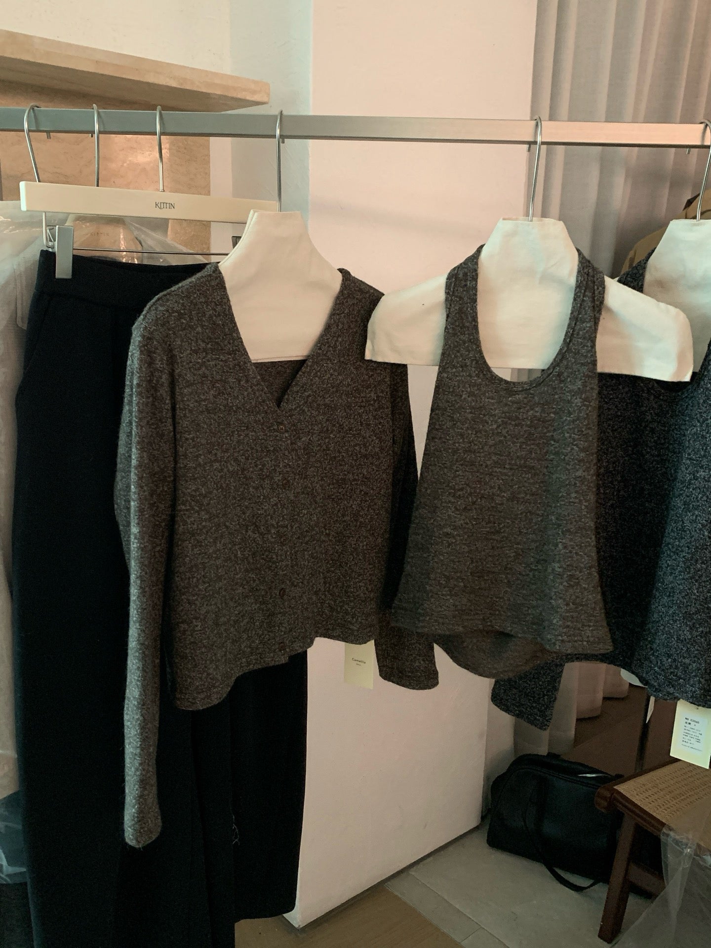 // 超韓疊穿掛頸背心+V領外套兩件套