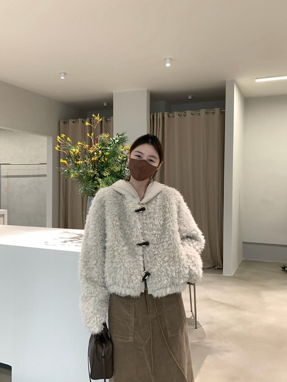 // 手感超好皮毛一體連夾棉帽牛角鈕外套