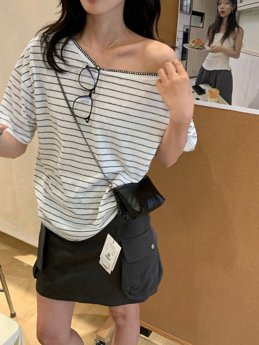 // 撞色鎖邊縫線斜領間條TEE