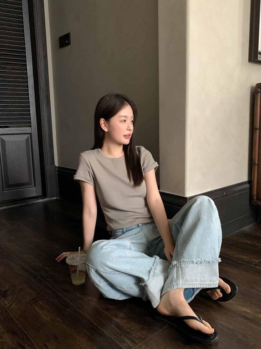 // 設計感假反褶毛邊洗水牛仔闊褲