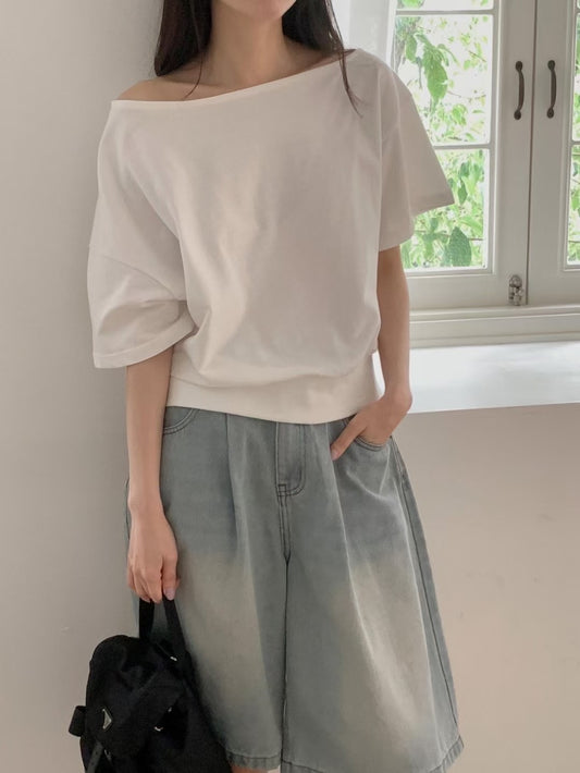 // 又帥又有點小性感的斜肩短袖TEE