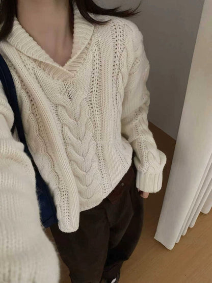 // 粗棒針麻花翻領短款毛衣