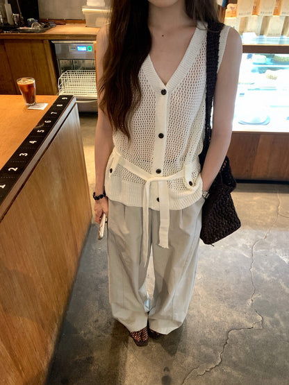 // 連腰帶鏤空織紋V領排扣背心NT