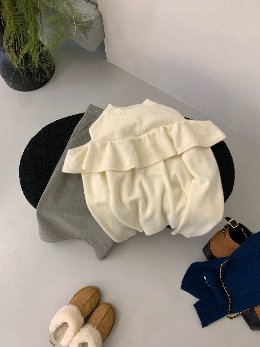 // 小性感露肩荷葉邊毛衣