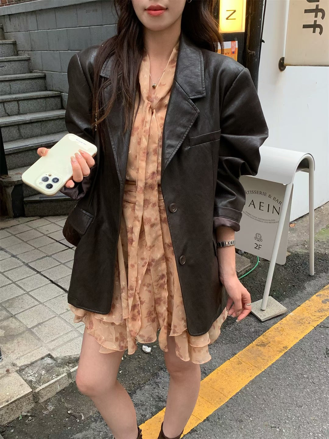 // 啞光質感彷皮西裝外套￼