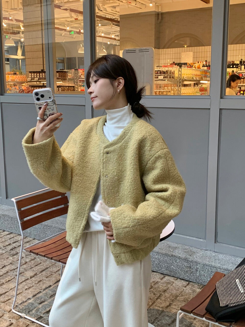 // 後貼標羊羔毛圓領夾棉外套