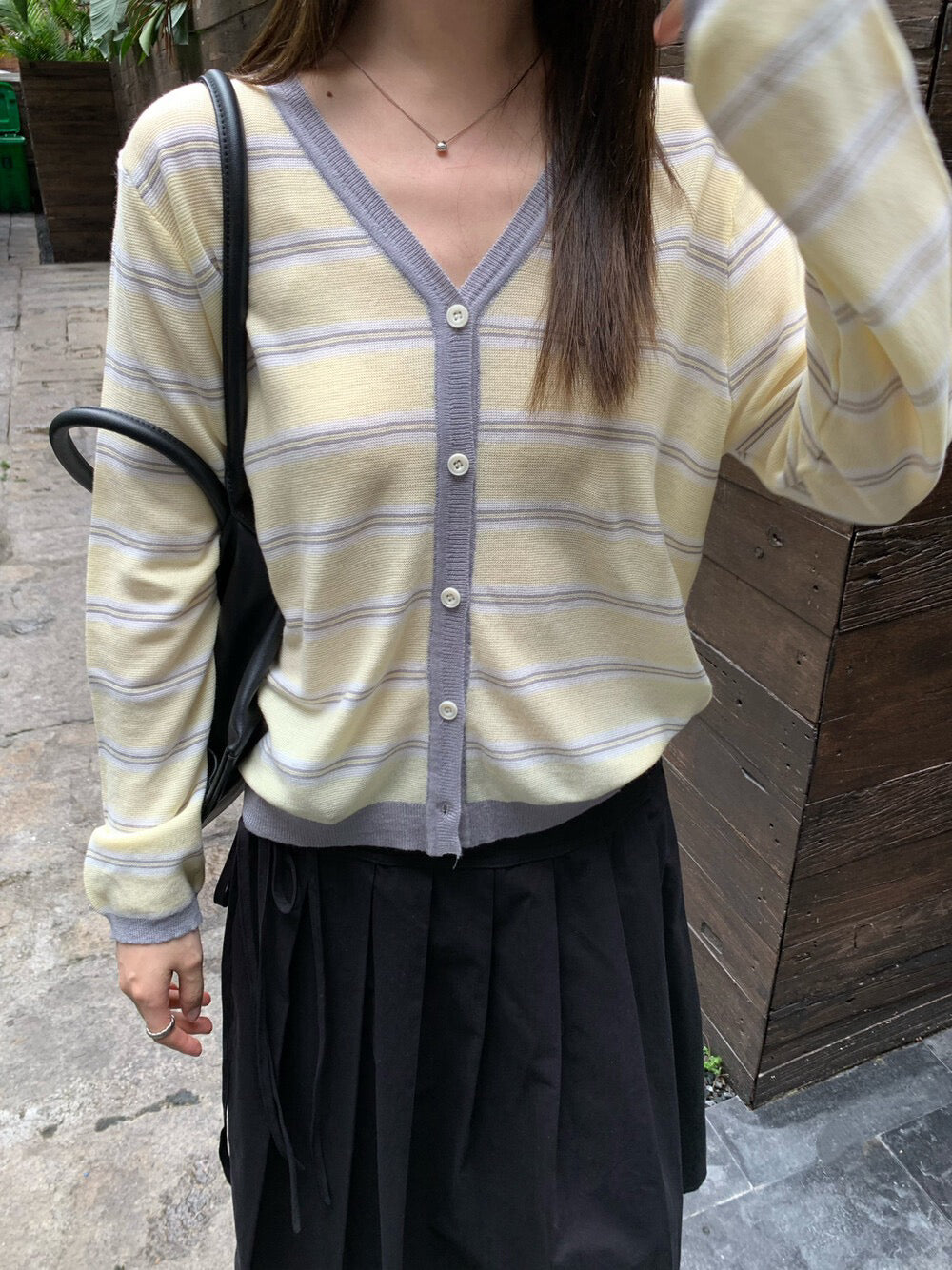 // V領撞色間條薄款CD