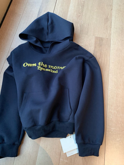 // 復古感植絨字連帽衛衣