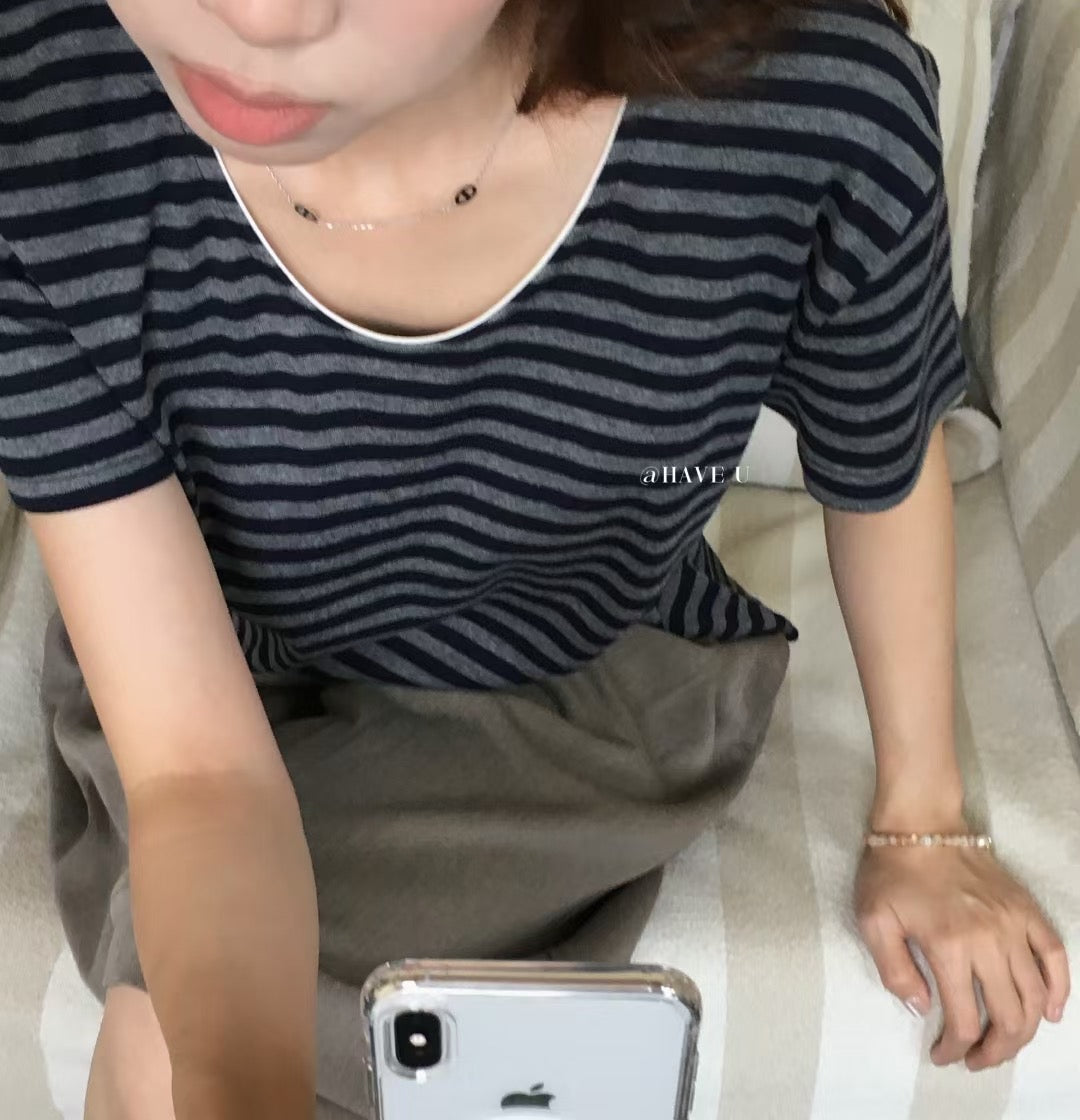 // 基礎U型領口TEE