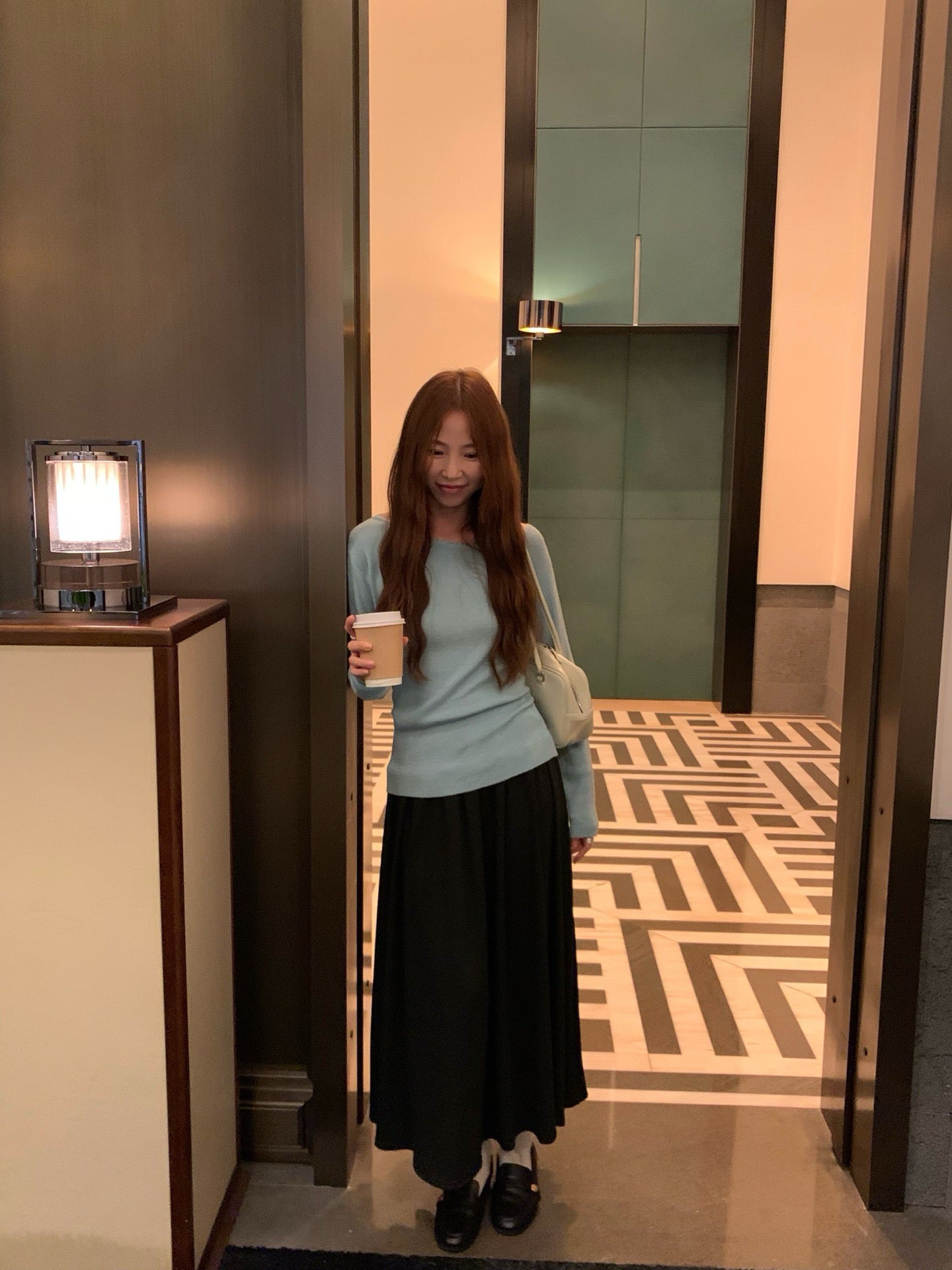 // 高級感可斜肩穿綁帶薄針織上衣