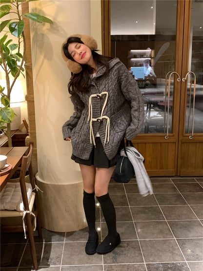 // 超重工牛角鈕麻花連帽中長CD