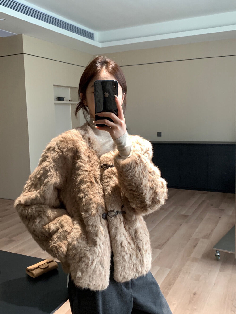 // 牛角扣麂皮底毛毛外套