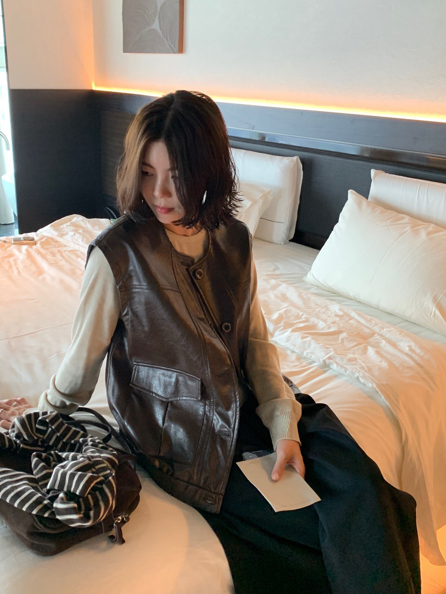 // 超帥圓領口袋彷皮背心外套