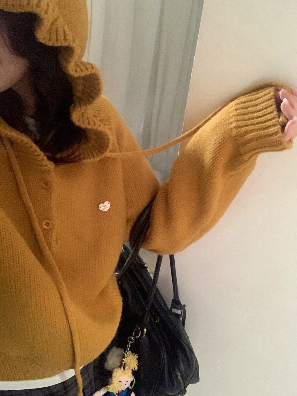 // 精緻花邊帽心心金屬貼牌毛衣