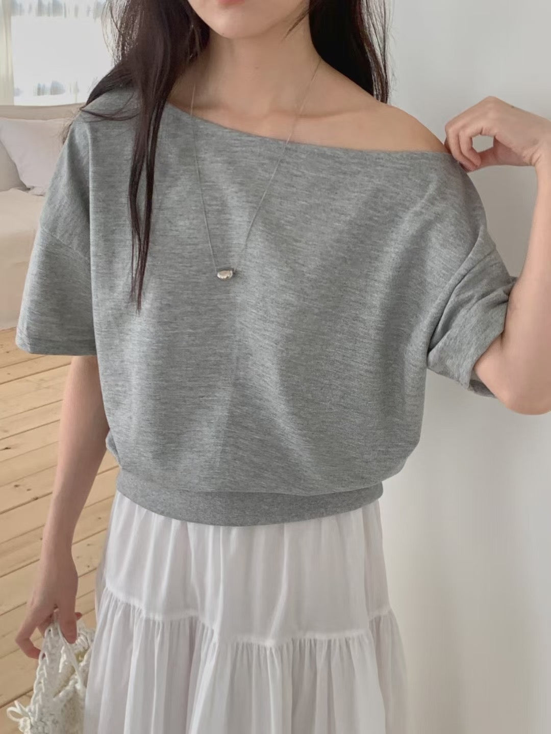 // 又帥又有點小性感的斜肩短袖TEE