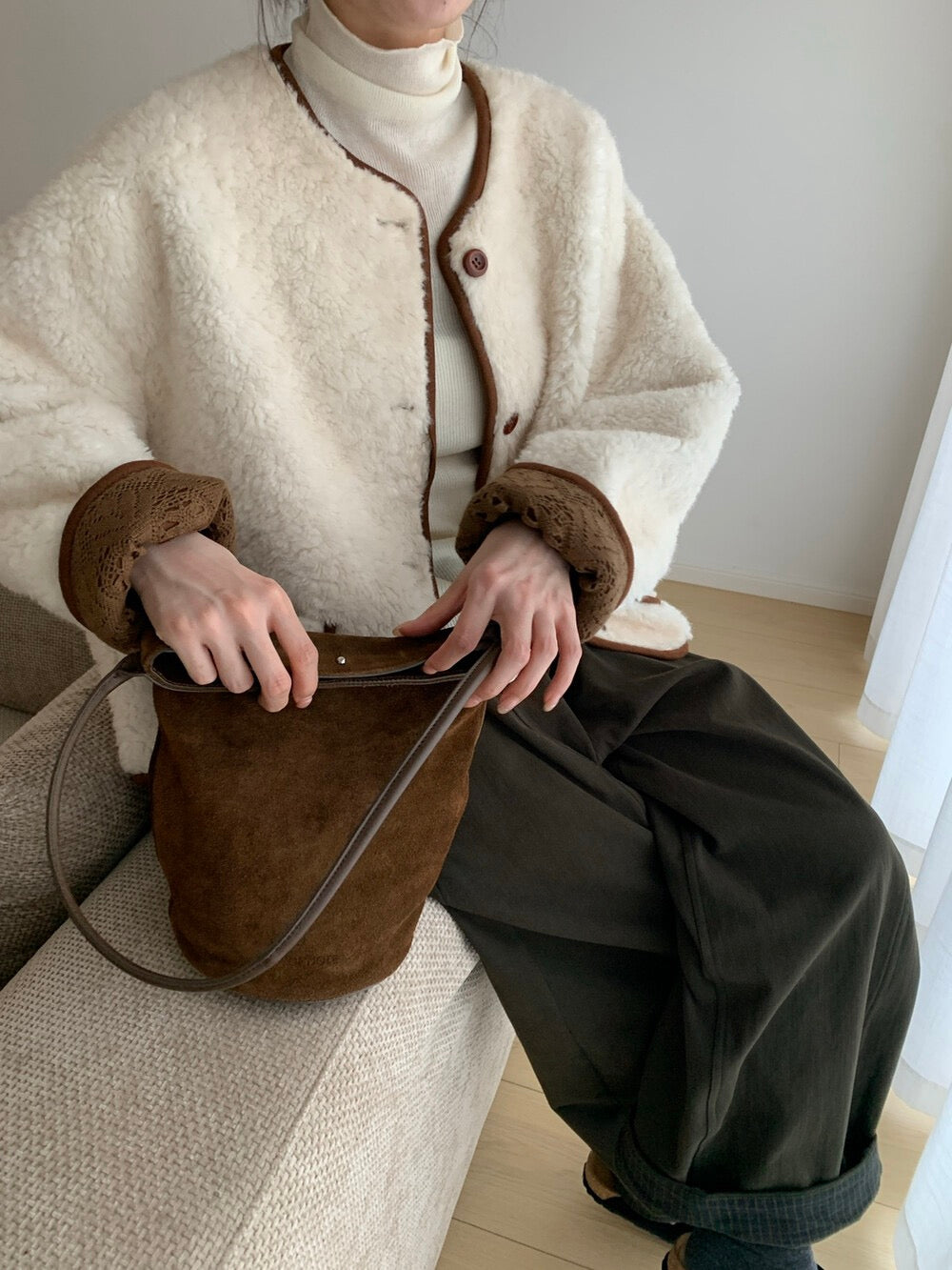 // 袖口翻邊拼lace包邊毛毛外套