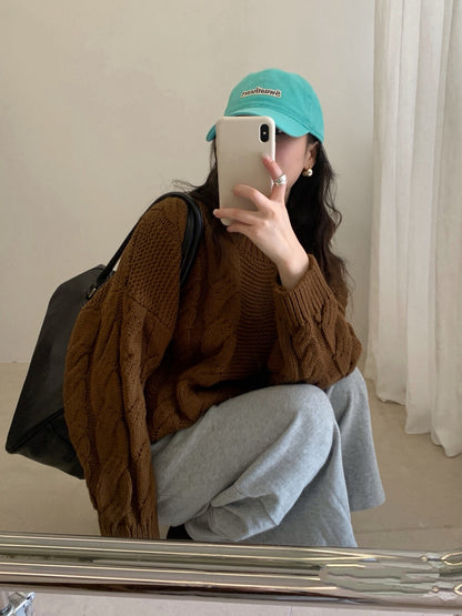 // 粗麻花圓領寬鬆毛衣