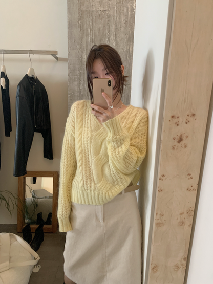 // 馬海毛麻花V領毛衣