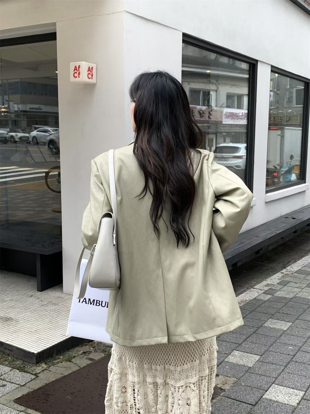 // 啞光質感彷皮西裝外套￼
