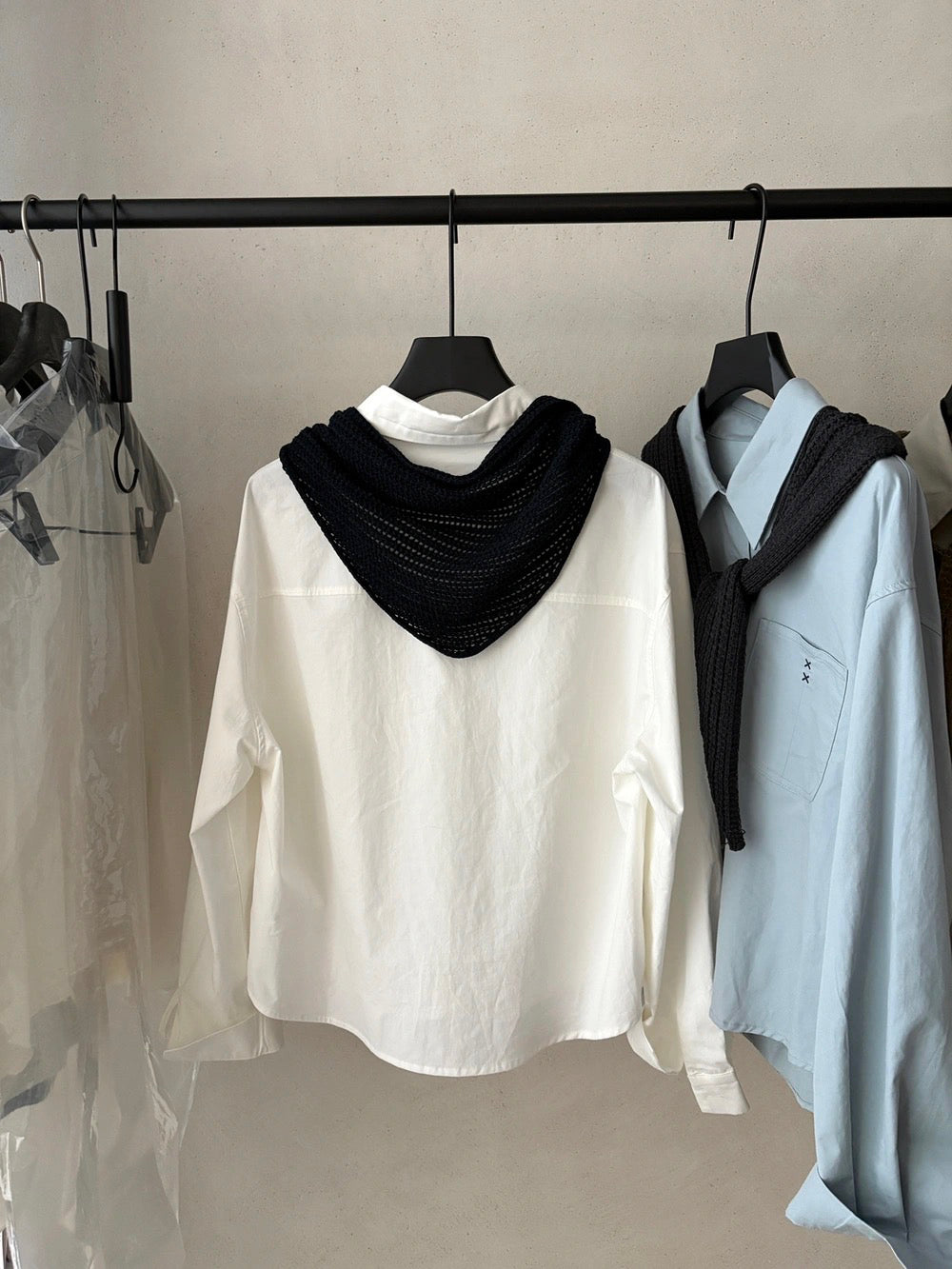 B73 / 小交叉刺繡口袋中短款挺版恤衫(連針織披肩)
