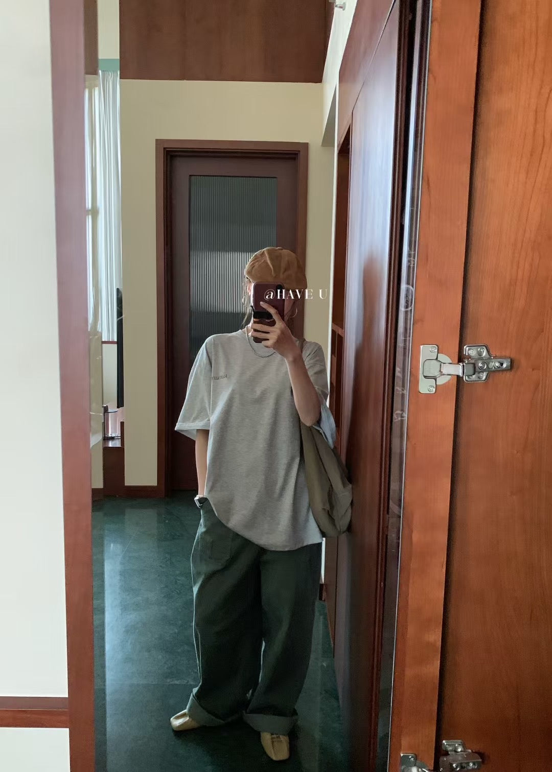 // 背後玫瑰圖案寬鬆TEE