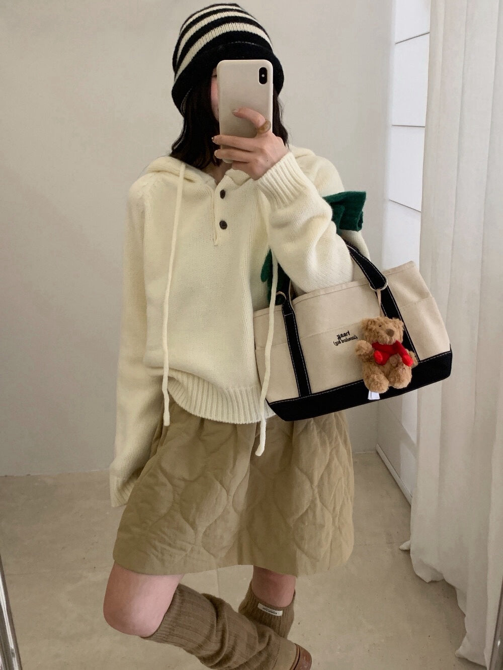 // 鈕扣設計連帽落肩毛衣