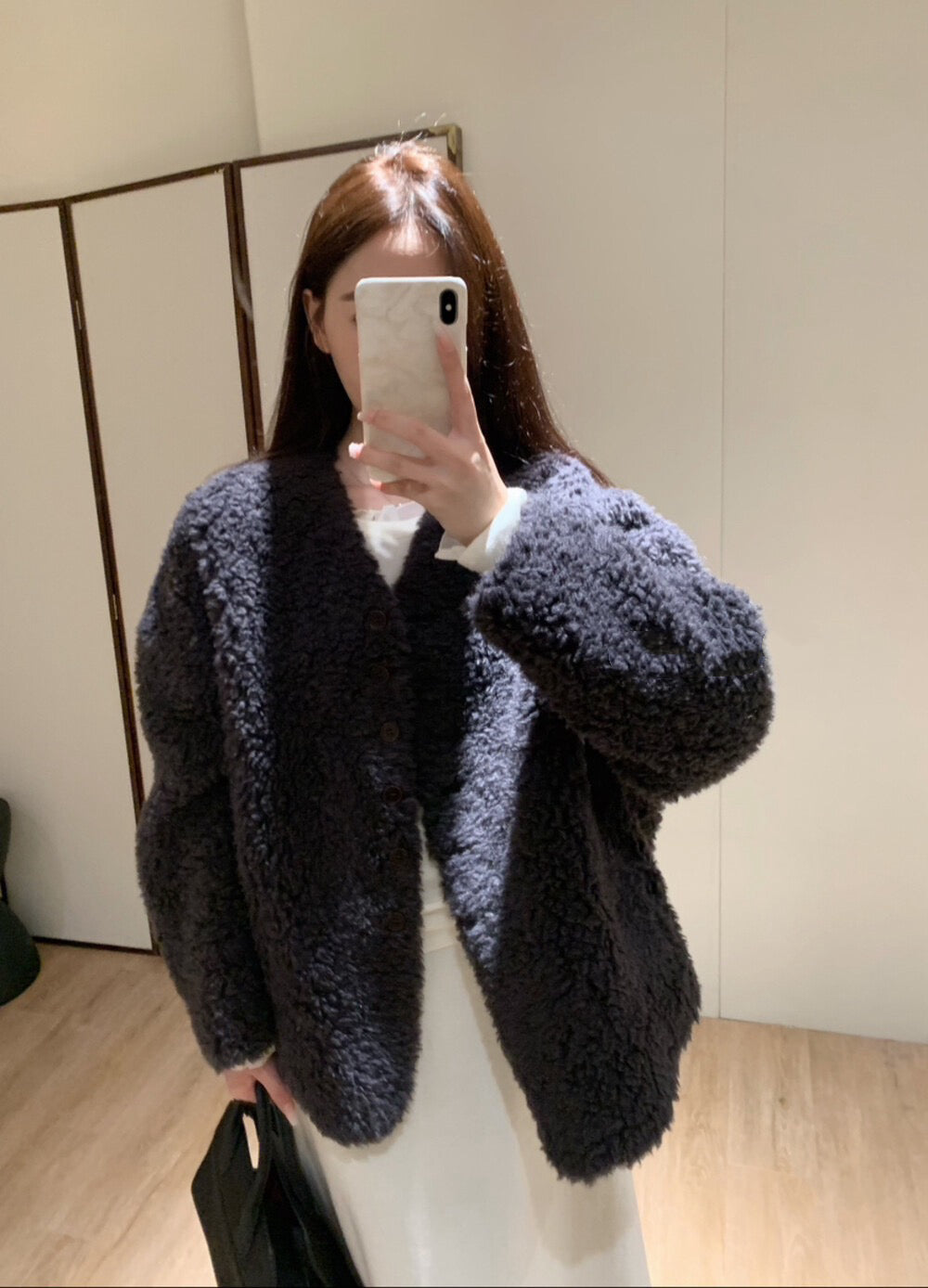 // 經典V領毛毛外套