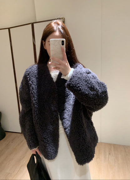 // 經典V領毛毛外套