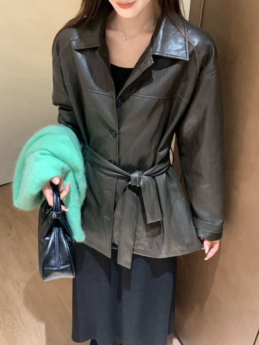 // 超軟復古翻領中長腰帶皮外套