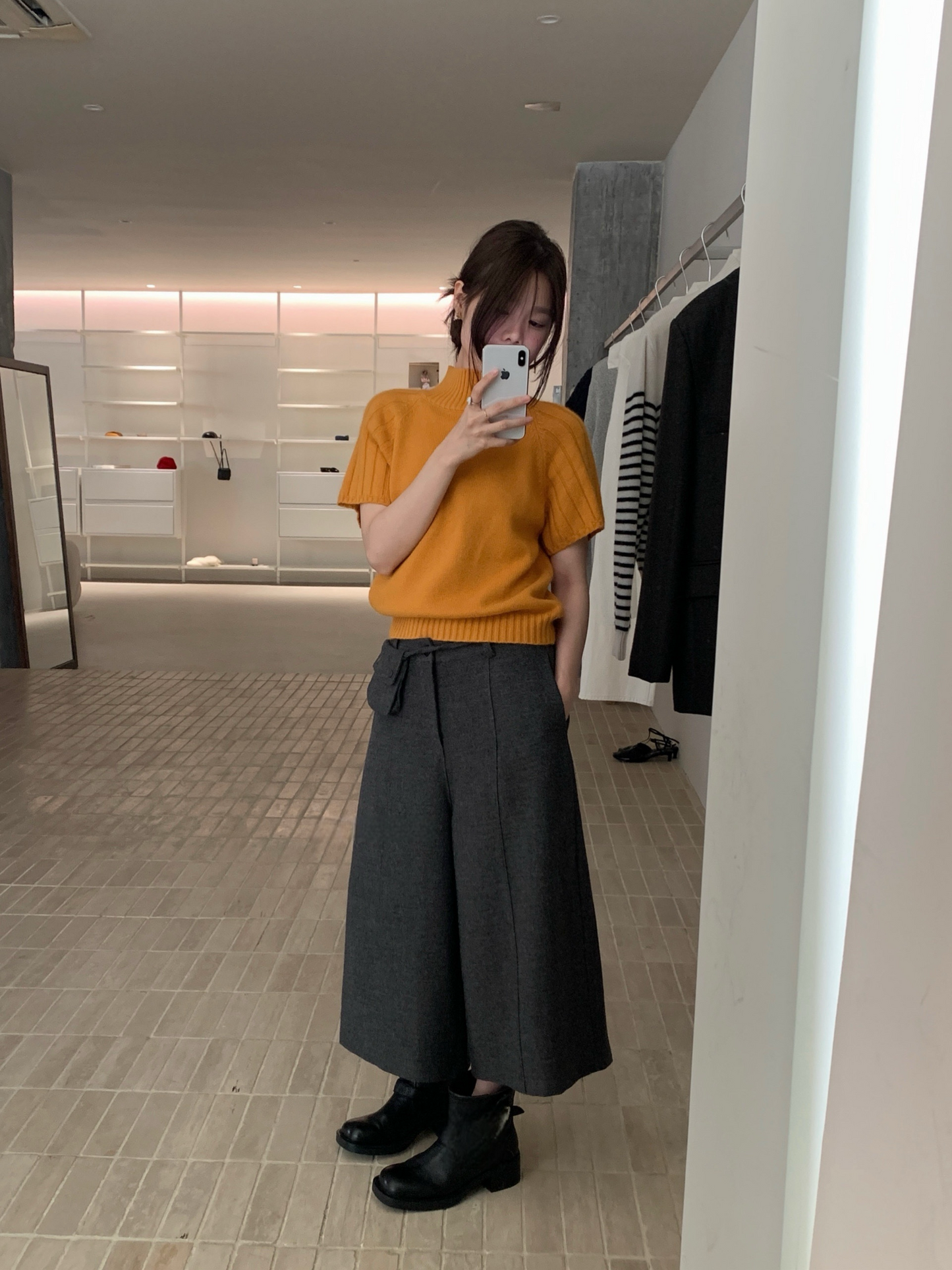 // 連袋仔腰帶八分薄羊呢褲