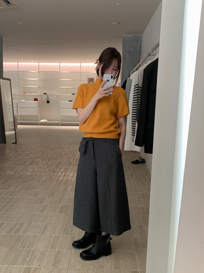 // 連袋仔腰帶八分薄羊呢褲