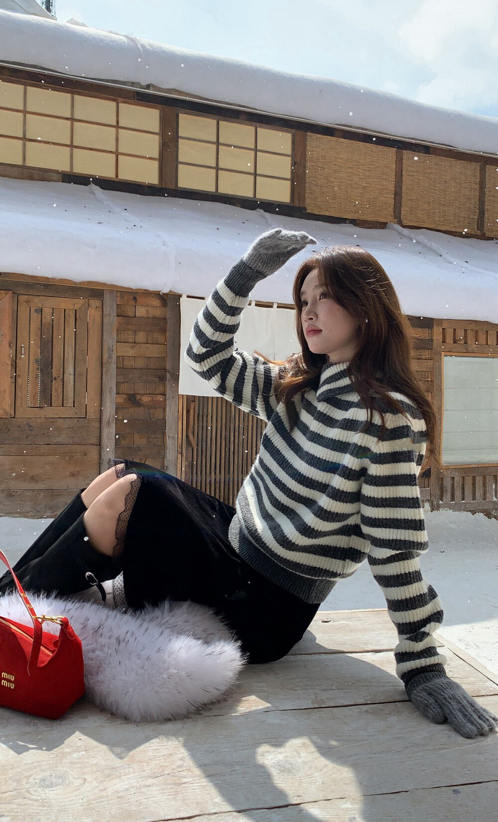 // 牛角鈕翻領設計間條NT