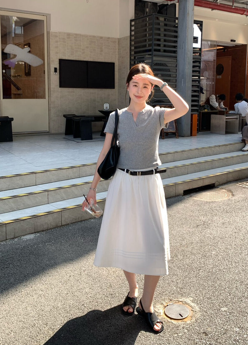 // 小V領正肩棉質TEE