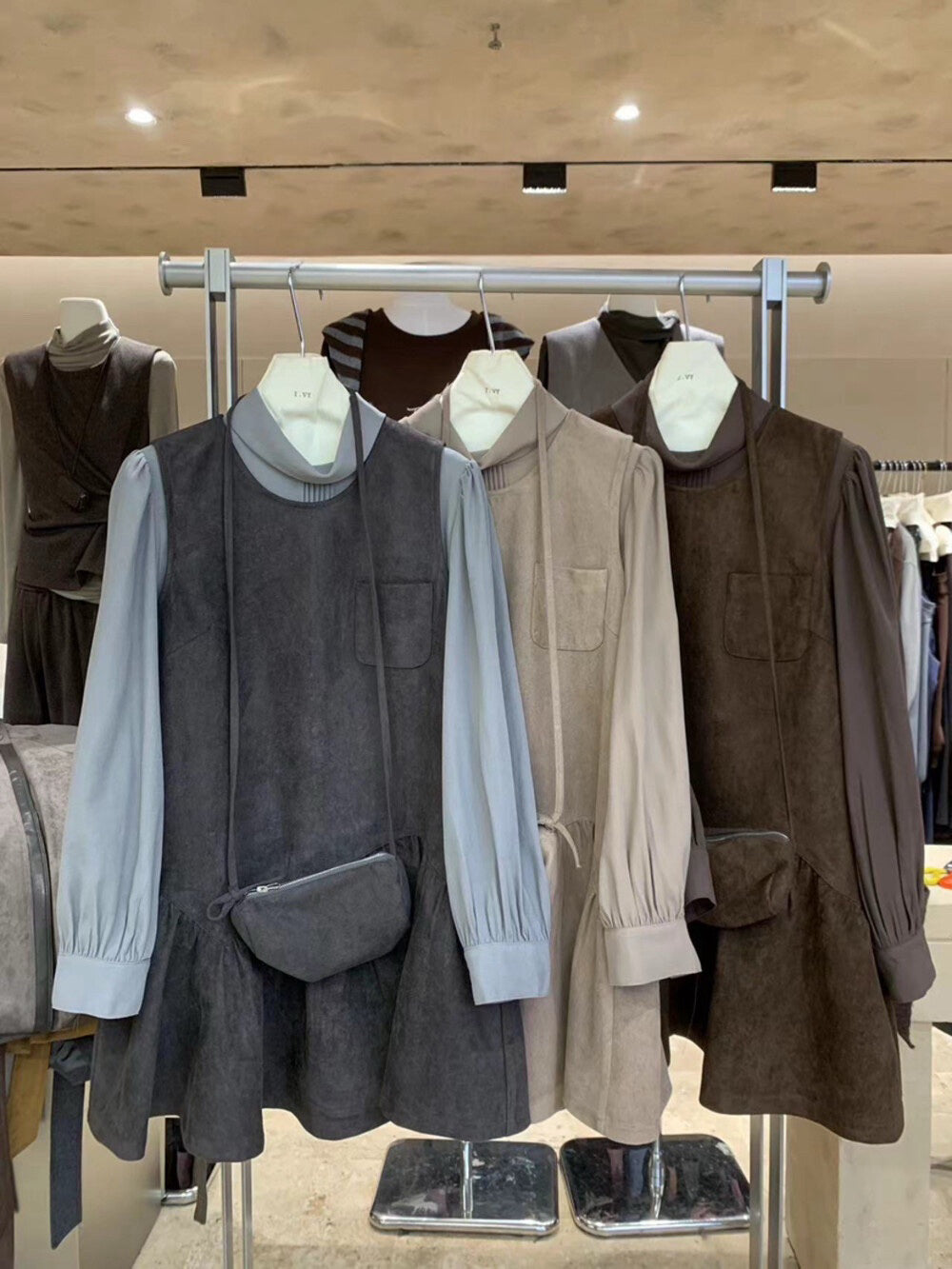 // 壓褶翻領silky BL+麂皮絨荷葉腳背心OPS套裝(連袋仔)