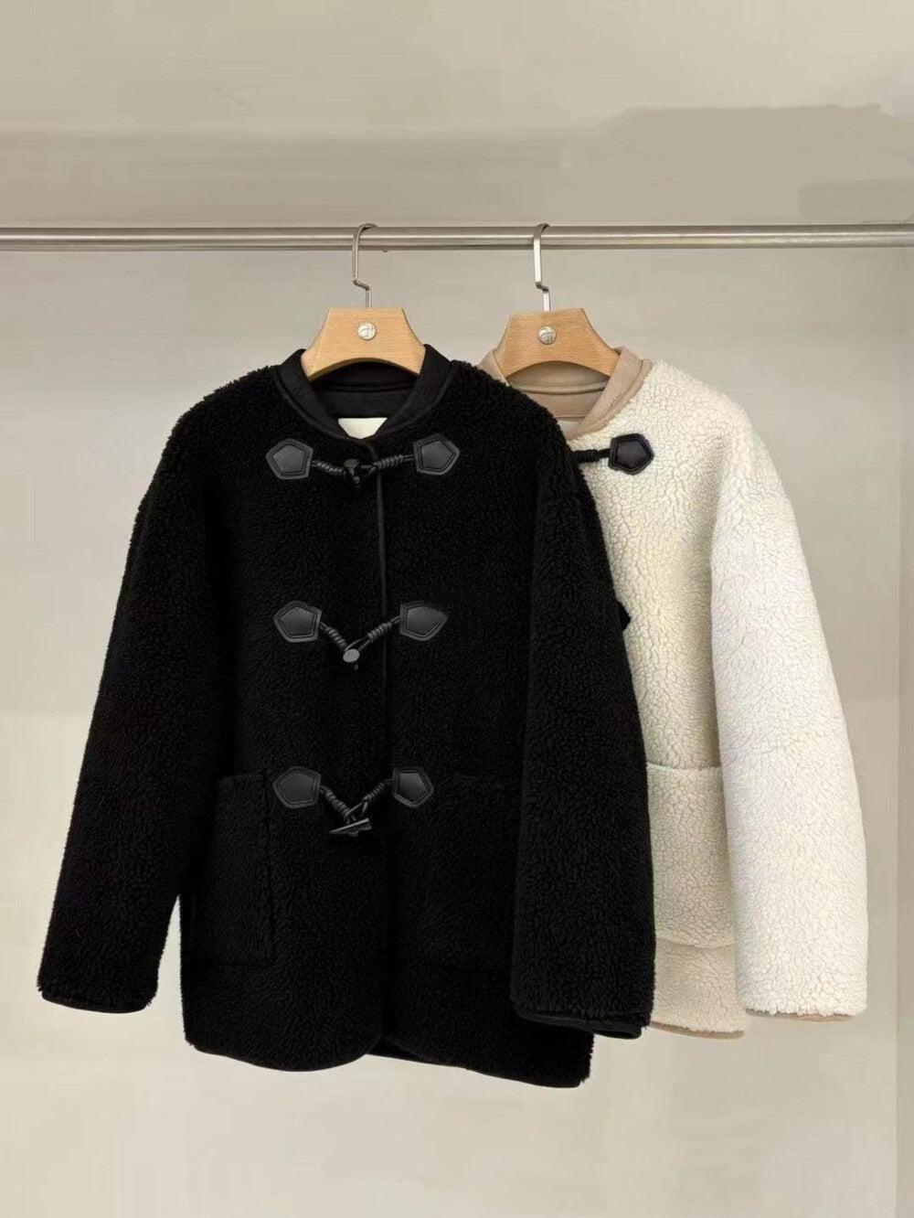 // 高品質拼扣麂皮邊牛角鈕毛毛外套