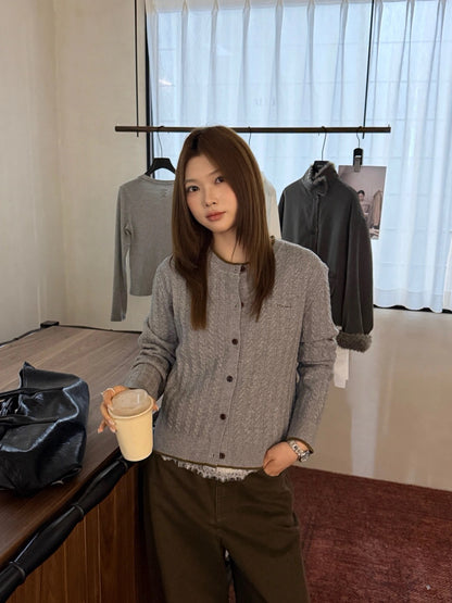 C95 / 撞色領口細麻花小刺繡針織外套