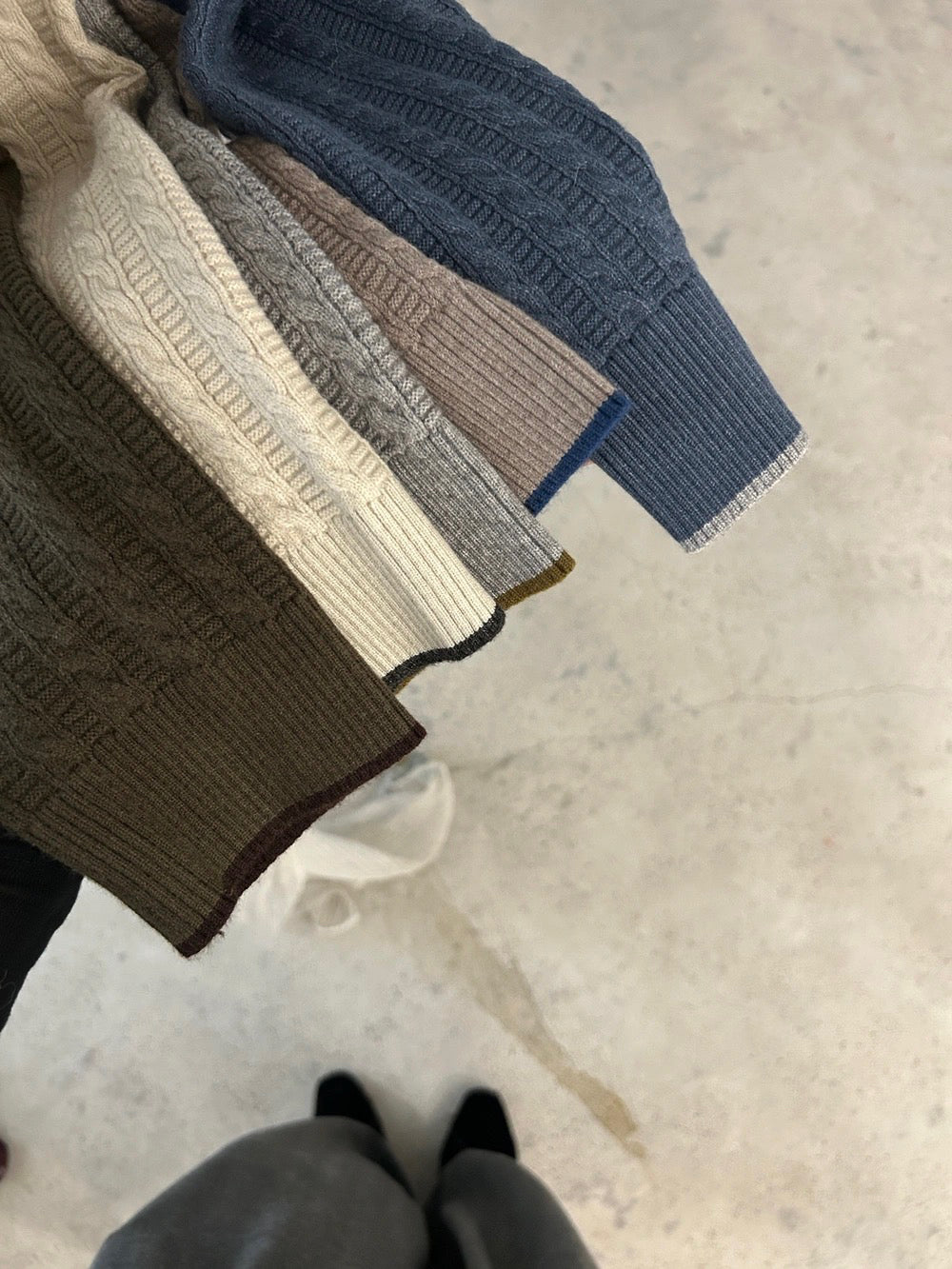 C95 / 撞色領口細麻花小刺繡針織外套