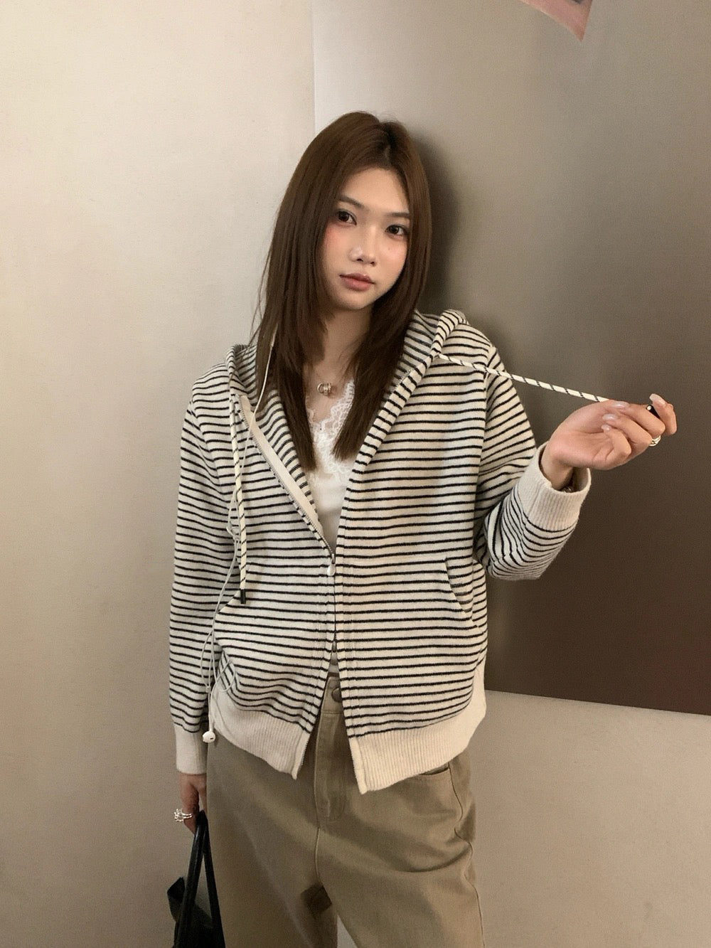 C98 / 休閒簡約連帽間條針織拉鍊外套