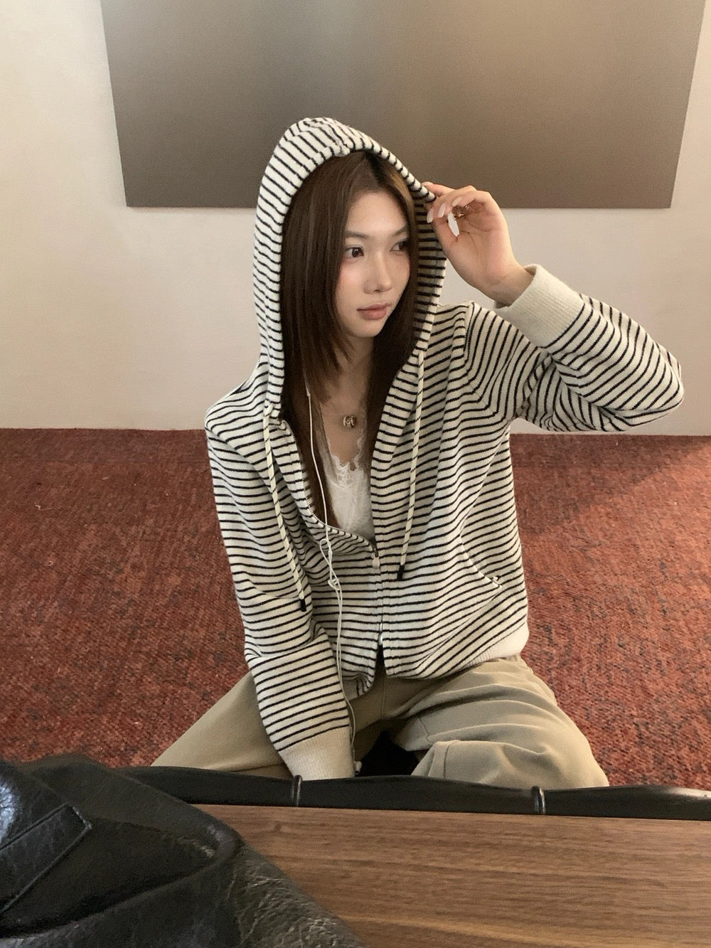 C98 / 休閒簡約連帽間條針織拉鍊外套